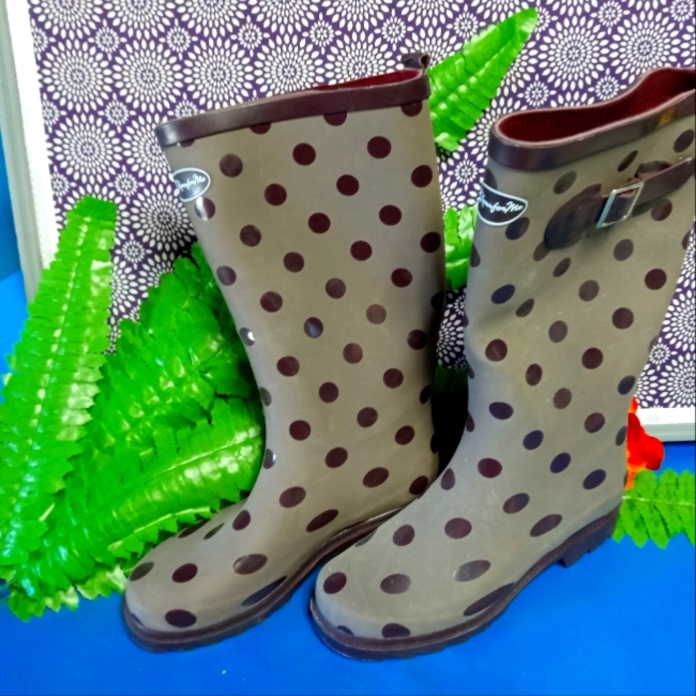 Komforme rain boots.